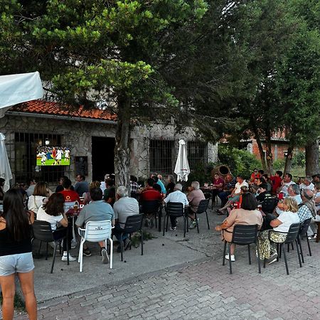 Hotel Restaurante Rio Cuervo Vega del Cadorno Exterior foto