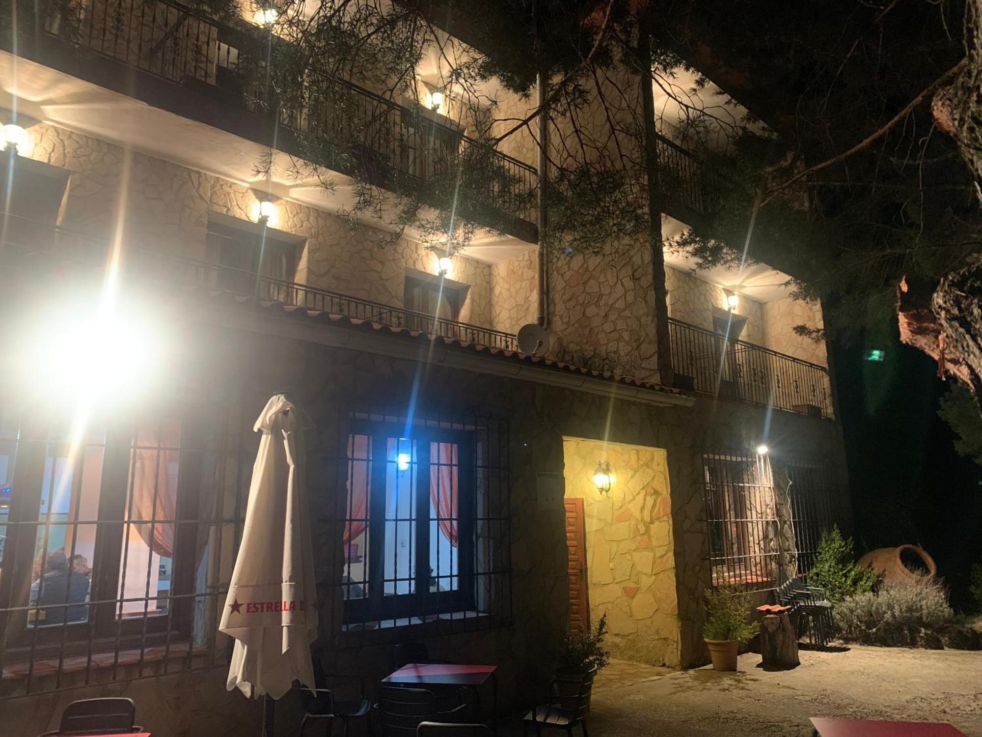 Hotel Restaurante Rio Cuervo Vega del Cadorno Exterior foto