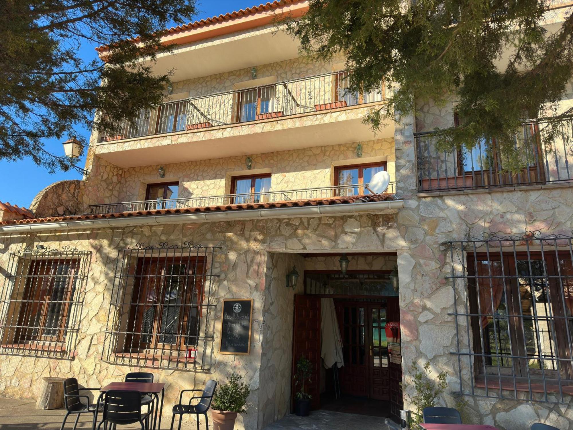 Hotel Restaurante Rio Cuervo Vega del Cadorno Exterior foto